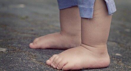 Bebê foi encontrado sujo e com sinais de desidratação