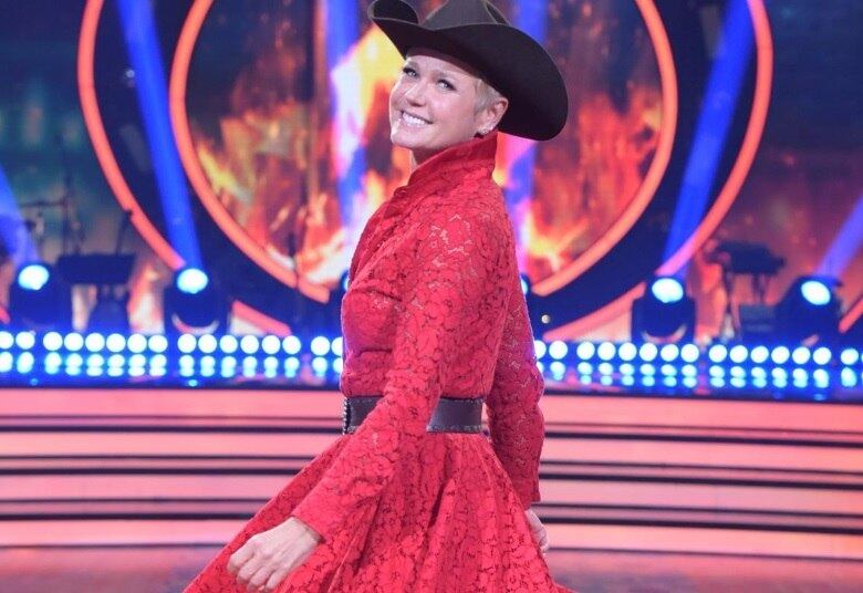 Se você é uma pessoa mais simples, que não gosta de muitos adereços, um chapéu é quase sempre uma boa saída. Além do look cowboy, os vários tipos podem ser usados para vestir-se de pirata, marinheira ou mafiosa