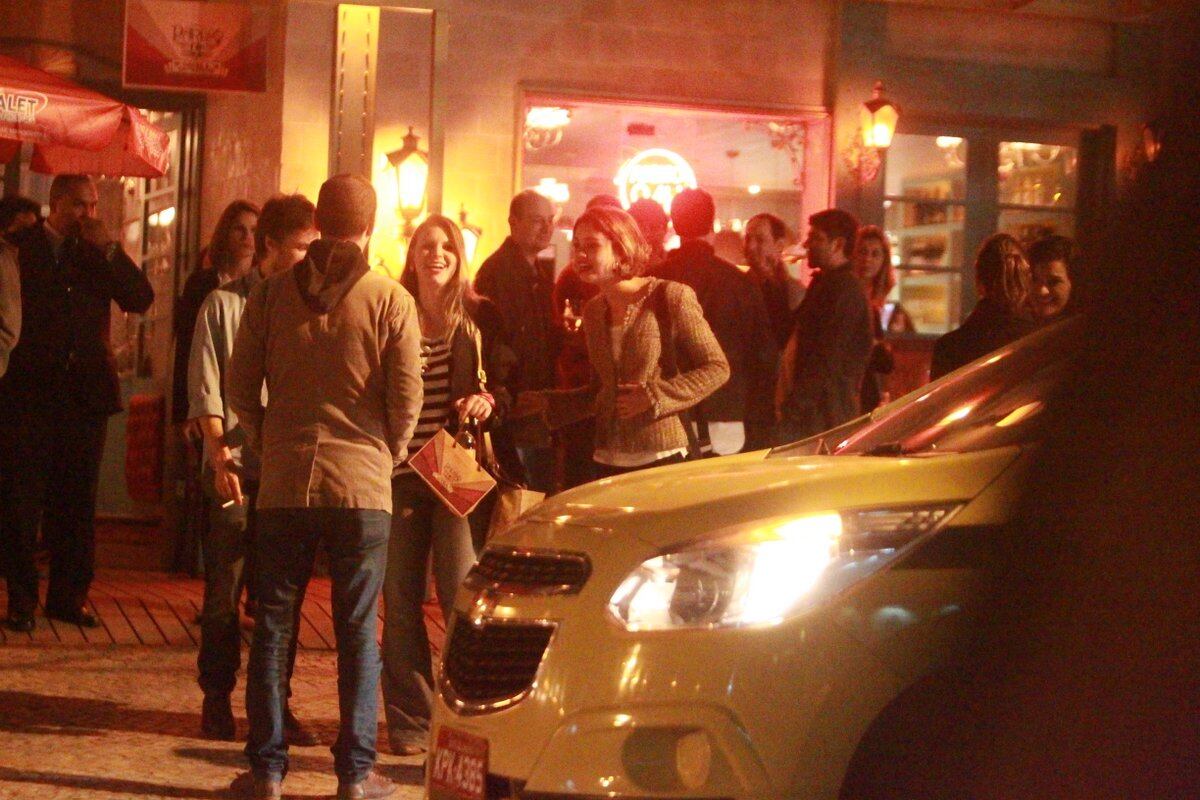 Os famosos chamaram atenção ao curtirem a noitada juntinhos