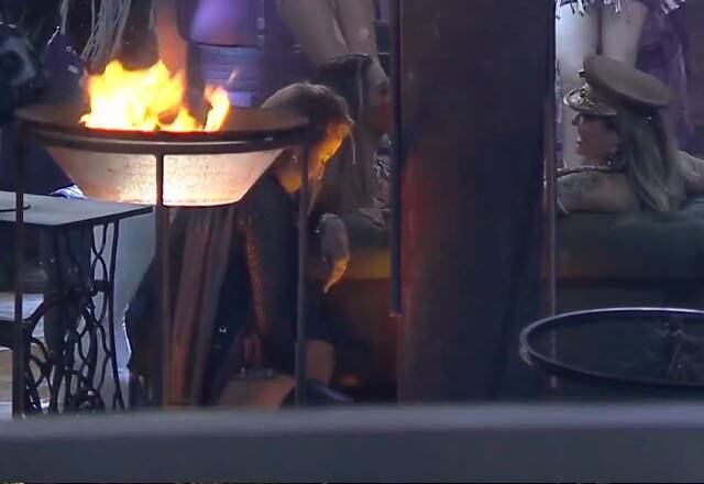 Xixi atrás do sofá

A primeira festa de A Fazenda 11 já começou com treta e polêmica! No meio da curtição, Bifão se agachou atrás de um dos sofás do cenário e fez xixi ali mesmo. A atitude da ex-peoa gerou atrito entre ela e outros participantes, além de punição!