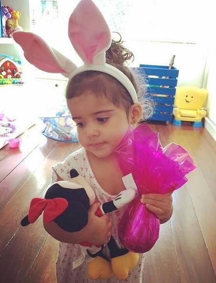 Cheia de charme, Bruna, filha de Nívea Stelmann com o ovo na mão