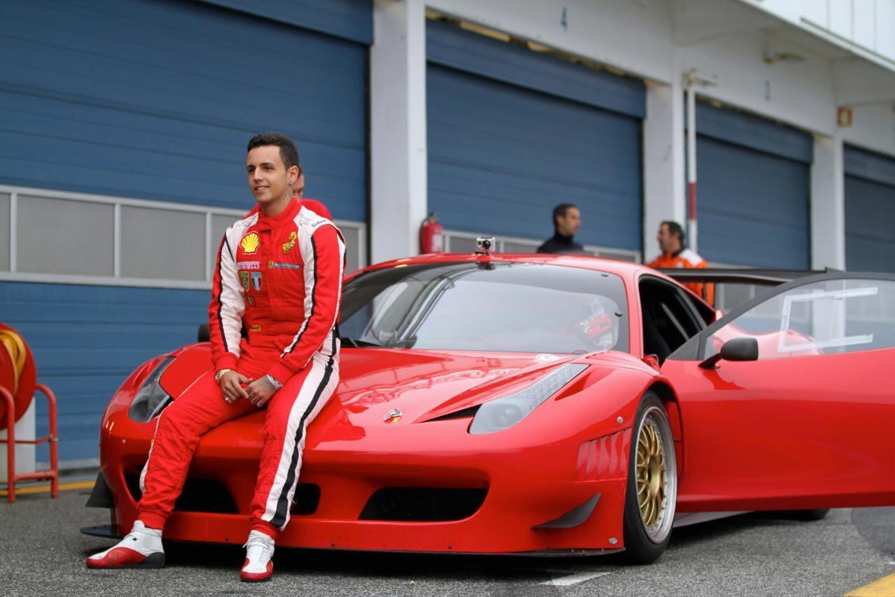 Sua paixão por carros tem uma origem: ele é
piloto de GT3, categoria de automobilismo na qual competem supercarros