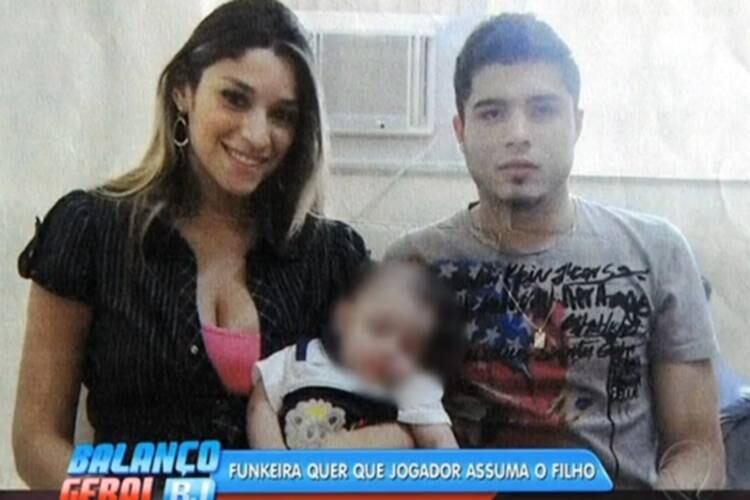 Única foto de Zezinho com a criança foi feita no dia do exame de DNA