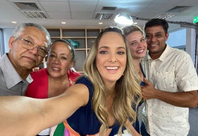 No
quinto episódio do Troca de Esposas que vai ao ar nesta quarta (4), a ex-atriz mirim
Debby Lagranha, de 28 anos, precisará se tornar mãe, nem que seja por
poucos dias, de duas mulheres e um rapaz que têm praticamente a mesma idade que
a dela. Isso porque vai vivenciar a
rotina da aposentada e digital influencer Marli Rapa Panela. Saiba mais!