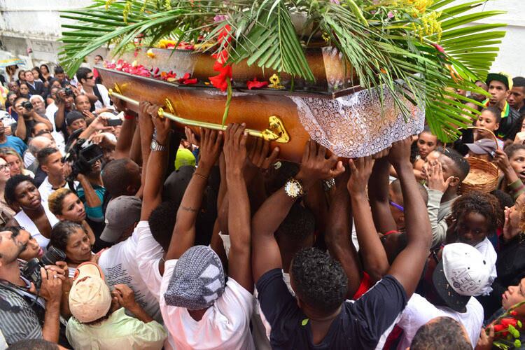 Foi enterrado por volta das 15h40 desta quinta-feira (24) o corpo do dançarino Douglas Rafael Silva, o DG, no cemitério São João Batista, em Botafogo, na zona sul do Rio. Cerca de 400 pessoas compareceram ao sepultamento, realizado sob chuva fina. Amigos e parentes fizeram coro por justiça e cantaram funk em homenagem ao jovem, antes de o caixão ser colocado em um jazigo simples. Após o enterro, uma passeata interditou vias importantes em Copacabana, na zona sul. Houve um rápido confronto com policiais e parte do comércio do bairro fechou as portas. Leia mais