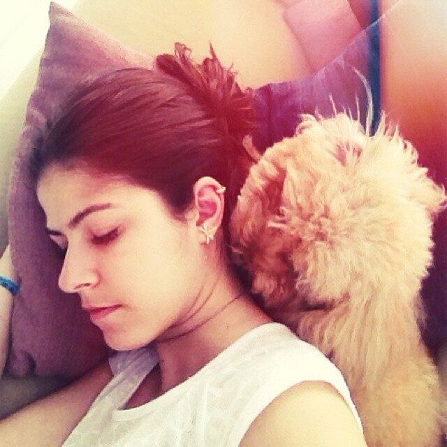 O tempo
passou e, por volta dos 14 anos, as crises ficaram mais brandas e
espaçadas, o que permitiu a retirada da sonda de Daniela. Ela conta
que está há cerca de um ano sem novos episódios, mas chegou a
tomar um susto em 2014: foram três ataques sucessivos, em março,
abril e maio, que fizeram com que ela “ligasse o alerta”. A
universitária explica que costuma pressentir quando vai ficar mal.





— Tenho
sensações, tipo uma premonição, mas o que eu sinto liga o meu
alerta para que eu me prepare emocionalmente. Sinto muita queimação
no estômago e uma sensação esquisita na garganta, como se algo
estivesse entalado.


O
desconforto chega a ser tão grande que ela tem dificuldades até
mesmo para escovar os dentes sem ter ânsias. Quando passa, Daniela
está mais magra, cansada e com olheiras por causa dos dias difíceis

