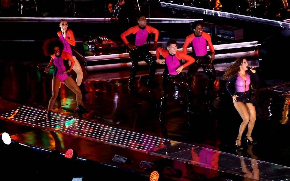 Ivete mostrou seus passos de dança acompanhada de vários bailarinos