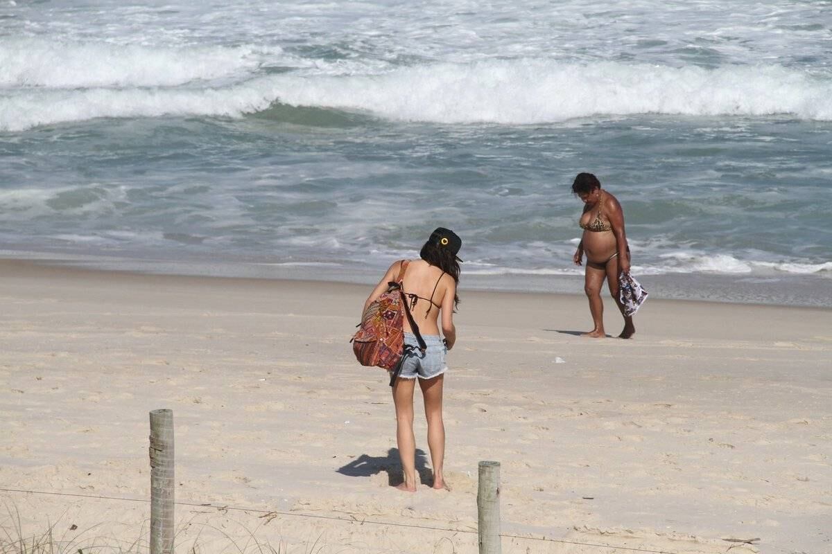 Isis Valverde esteve na praia da Reserva, no Rio