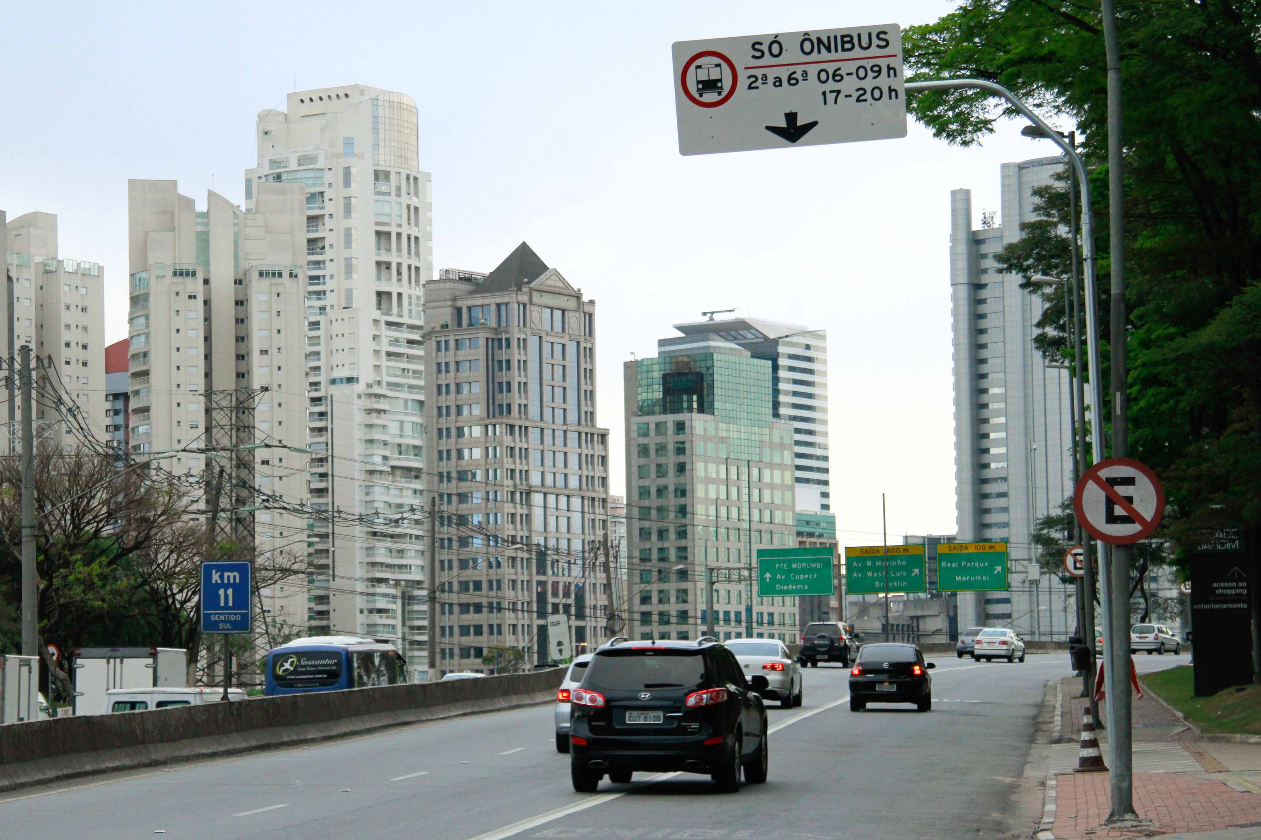 O primeiro embarque aconteceu na avenida Alcides Sangirardi, no bairro do Morumbi, zona sul de São Paulo. A reportagem entrou na linha 6200-10 (Terminal Bandeira/Terminal Santo Amaro) às 7h14. No mesmo horário, um carro do R7 seguiu para o mesmo destino