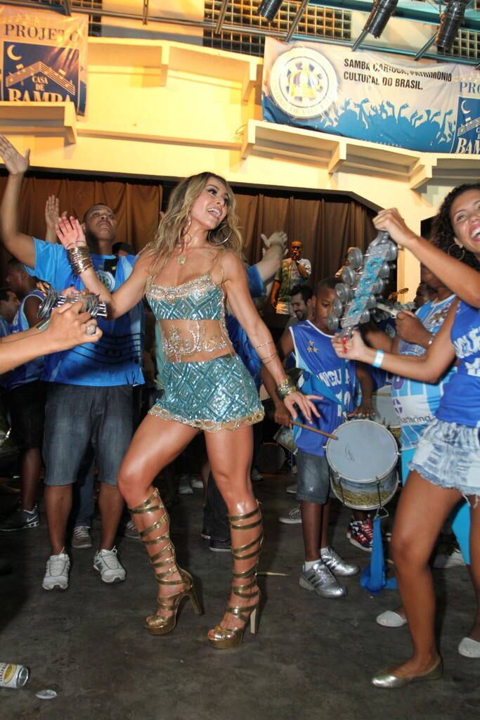 Sabrina Sato comemora aniversário na quadra da Vila Isabel