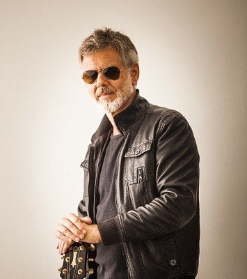 Ritchie aposta em formato acústico para novos shows