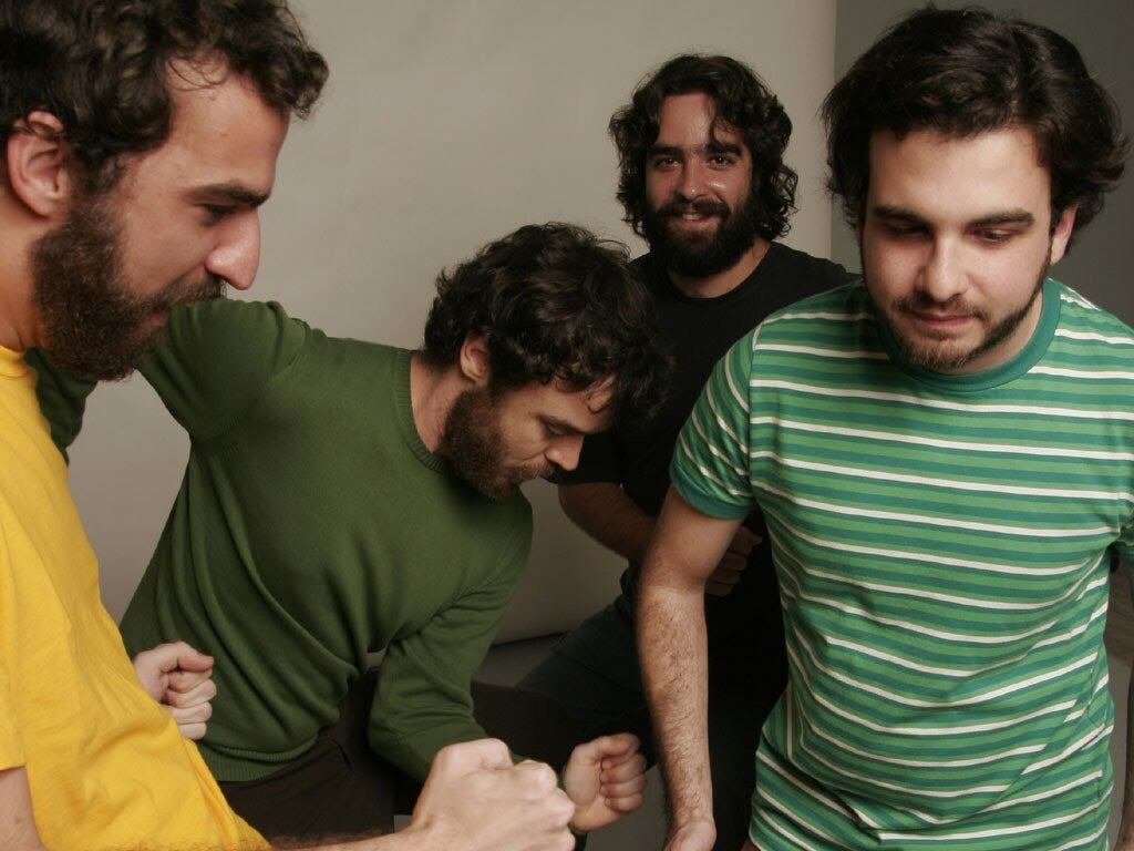 2000/2001, principal hit: Anna Julia, do Los Hermanos
No verão de 2000 para 2001, a música que tocou à exaustão foi Anna Julia, do Los Hermanos. Na mesma época, o Papo de Jacaré, do P.O. Box, e Bomba, do Bragaboys também marcaram a estação. Foi um dos últimos sucessos do rock nacional que disputou pau a pau com o axé e outros ritmos mais populares. Depois, ficou difícil bater de frente
