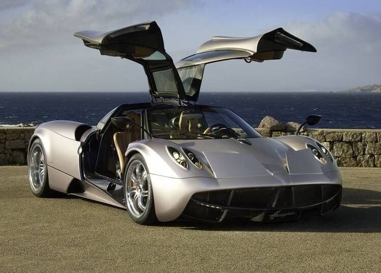 Visual invocado, propulsor V12 6.0 litros de 720 cavalos a 5.800 rpm e 0 aos 100 km/h em míseros três segundos. Com essas credenciais, pilotar o Pagani Huayra é garantia de diversão ao volante