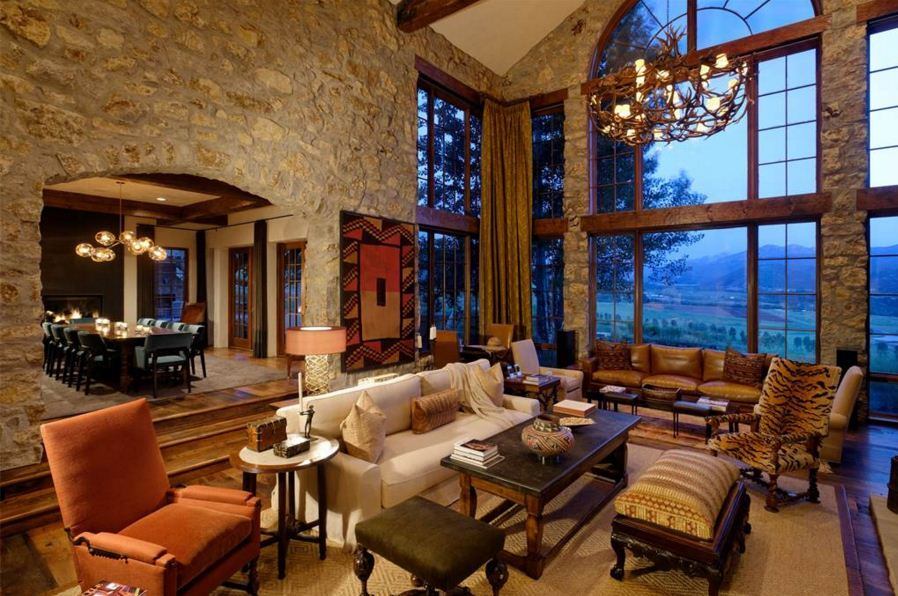 Mas também é possível admirar a paisagem sem sair dos cômodos. Isso porque há imensas janelas