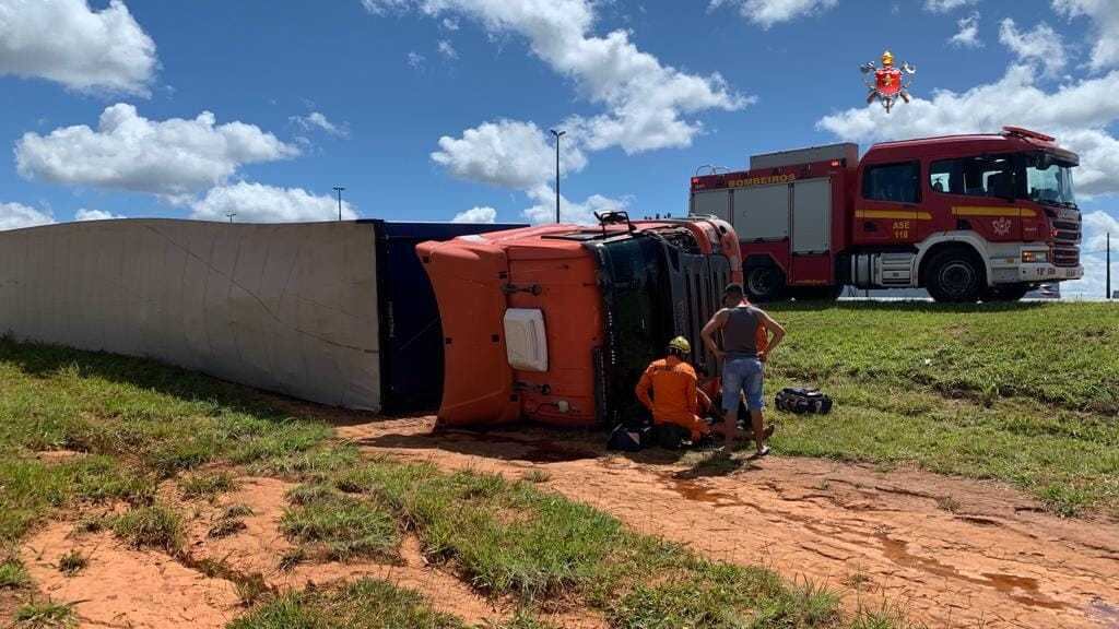 Caminhão de cerveja tomba na BR-040