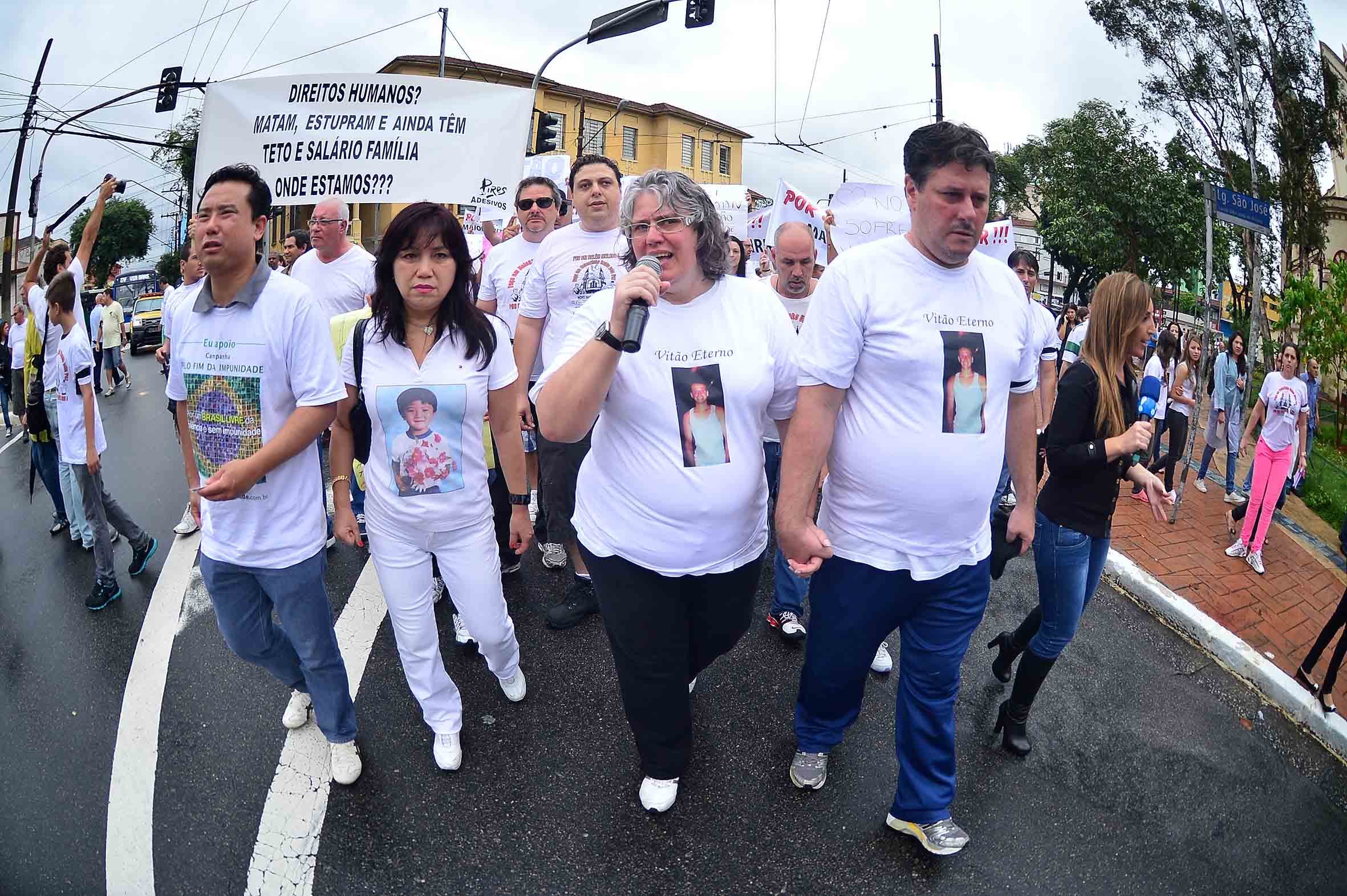 Familiares e amigos do estudante Victor Hugo Deppman fizeram um ato
pelas ruas do Belém, zona leste de São Paulo, na manhã deste sábado (13)