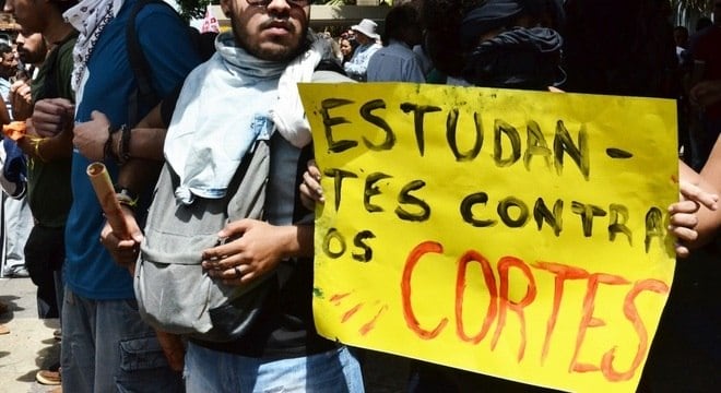 Estudantes da UnB manifestam em frente ao MEC, em DF