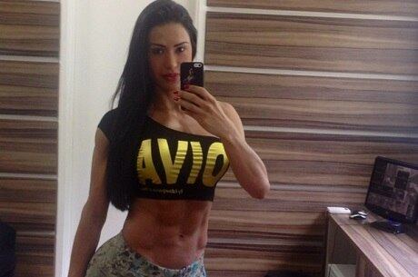 Gracyanne leva "empurrão" de amigo em academia