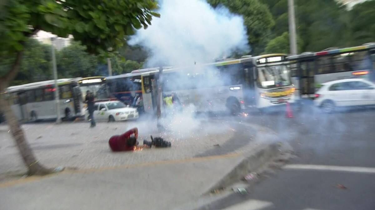 Santiago Andrade foi ferido por um rojão durante manifestação contra o aumento das passagens na quinta-feira (6)