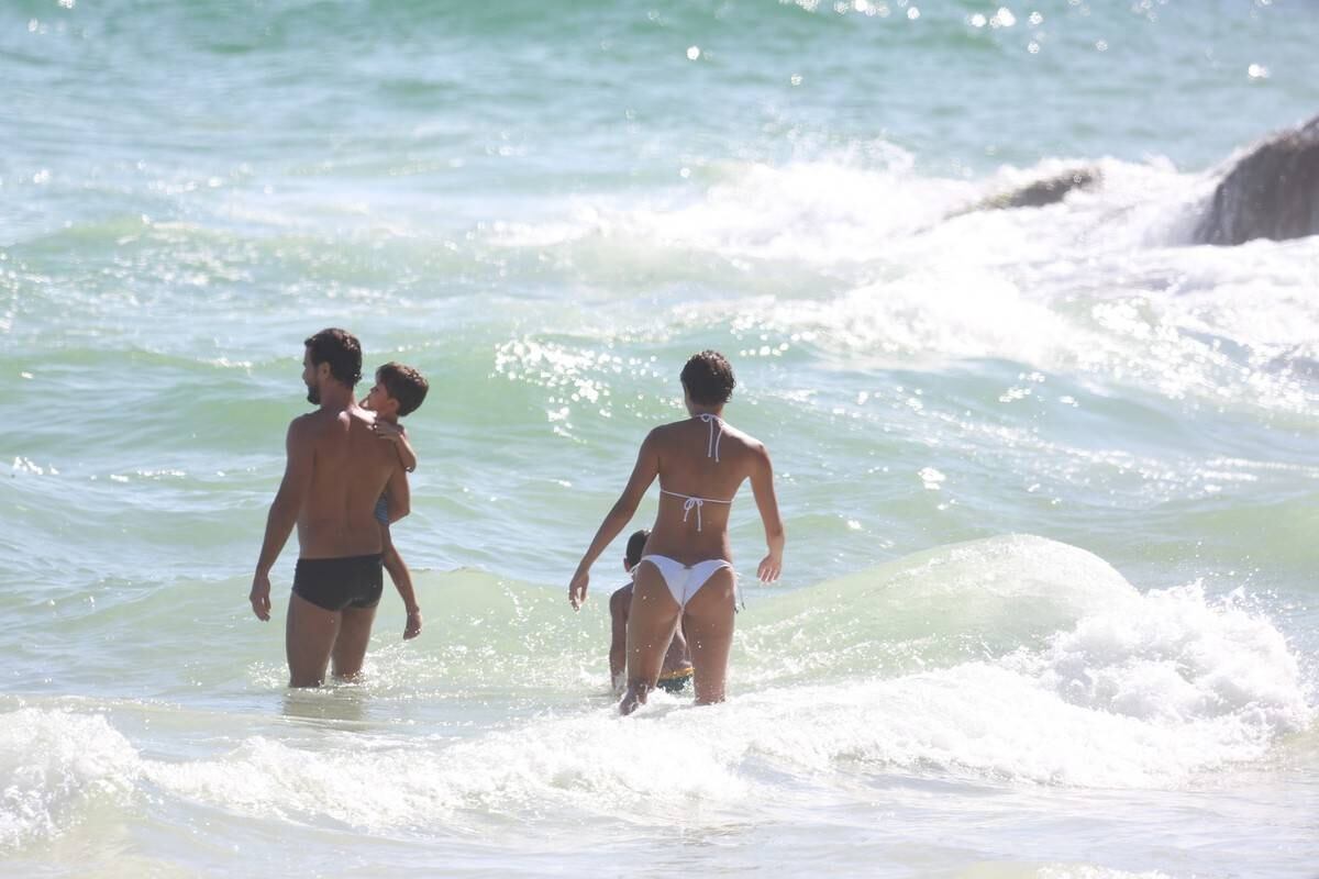 Sophie Charlotte e Daniel de Oliveira se divertem em praia com a família