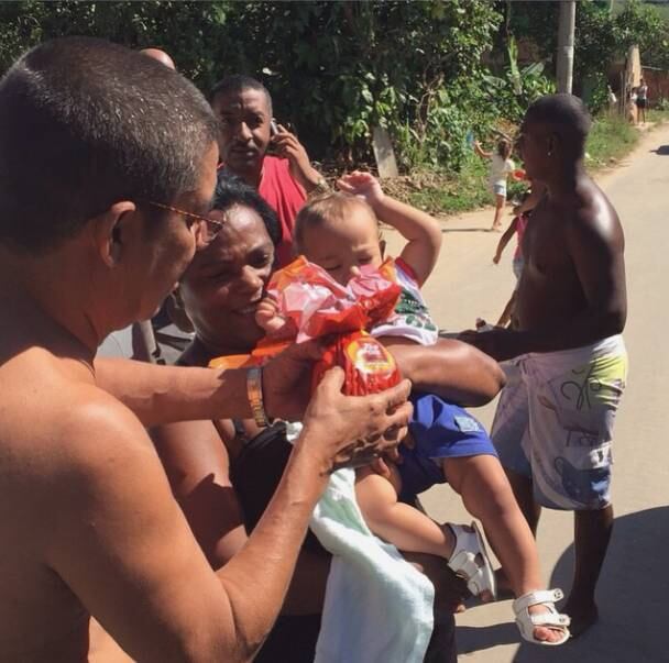 Zeca Pagodinho distribui ovos de Páscoa em Xerém