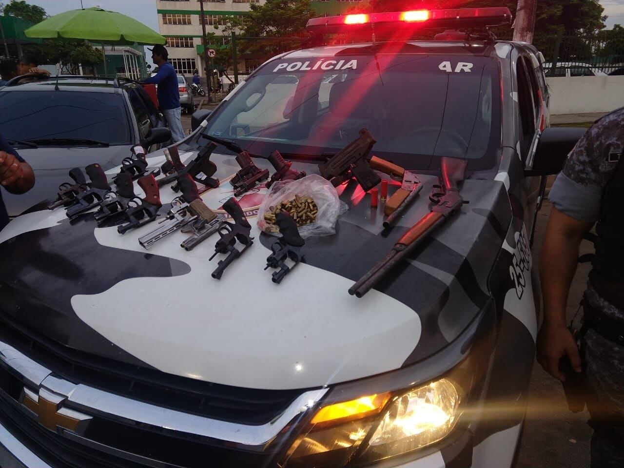 Armamento pesado apreendido em ação da polícia em Manaus após confrontos