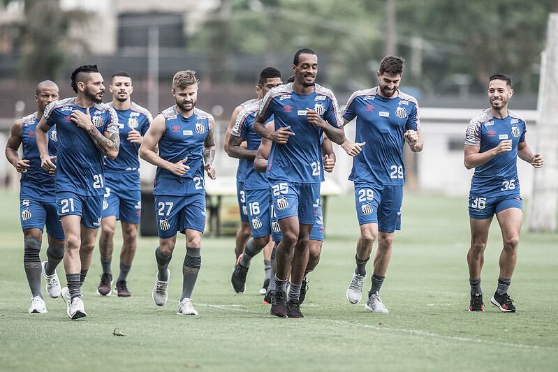 O Santos manteve integralmente o pagamento aos atletas do mês de março e em abril concedeu 30 dias de folga. No entanto, a partir de maio o clube reduziu em 70% o pagamento dos atletas, sem consentimento do grupo. A ideia do clube é ressarcir metade desse valor futuramente e de forma parcelada, mas diretoria e jogadores ainda não firmaram um acordo de redução que agrade as suas partes. Enquanto isso, já são três meses de redução não consentida.