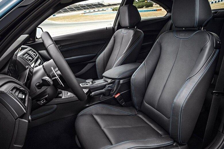 Bom, pelo menos até a primeira volta. Sentei no banco em formato concha e o ajustei de acordo com a posição ideal para minha pilotagem. Acionei a ignição no botão de partida e logo se ouve o ronco grosso e um tanto metálico... Começo a transpirar de agitação e adrenalina