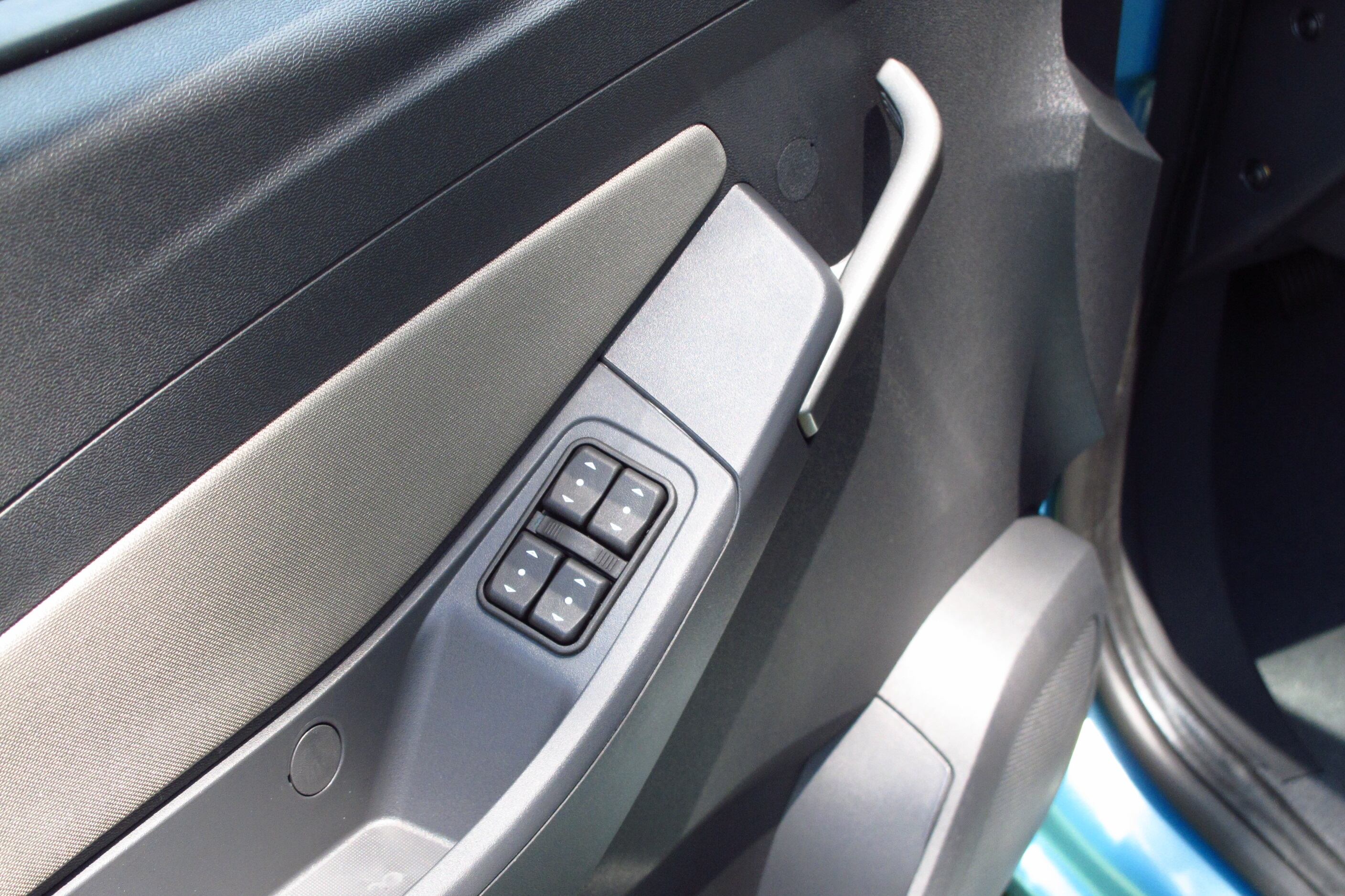 Os vidros elétricos nas quatro portas são de série, assim como a inusitada maçaneta interna
Saiba tudo sobre carros! Acesse www.r7.com/carros