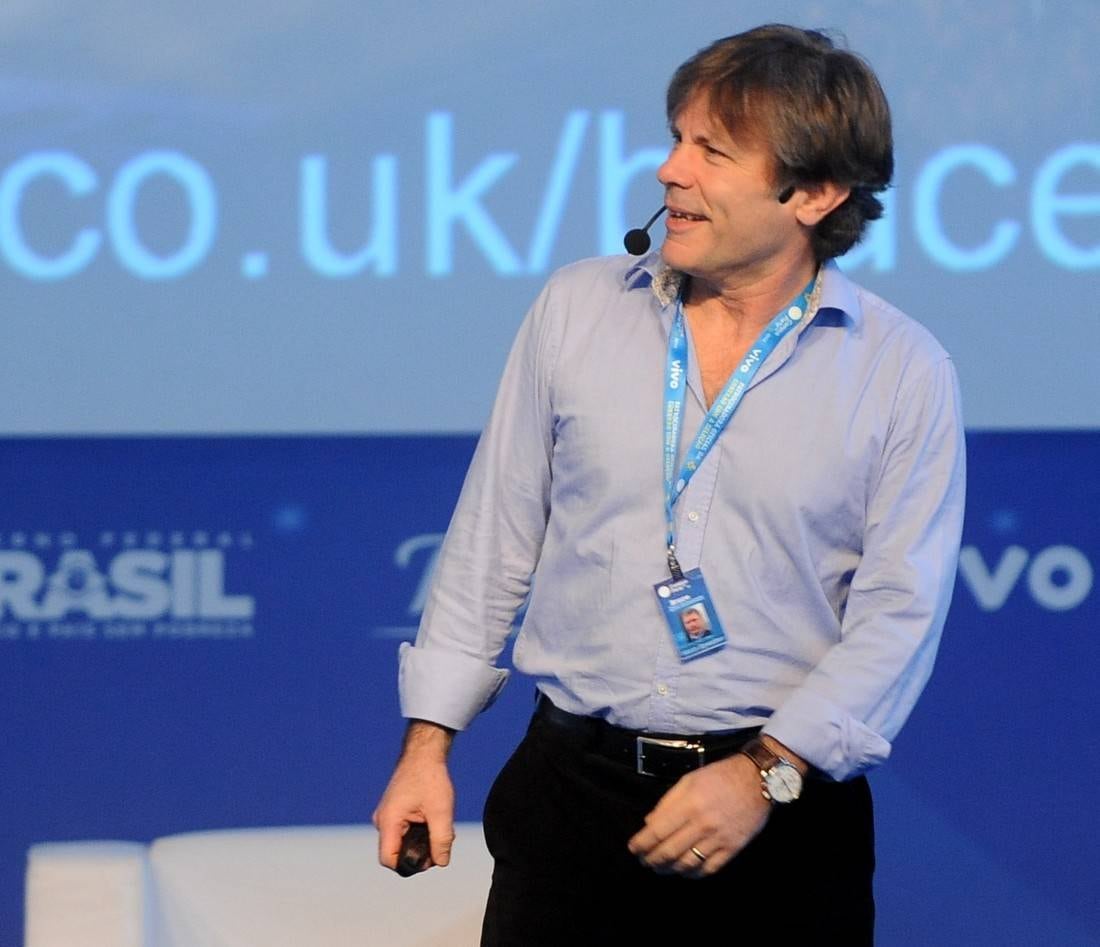 O cantor e empresário também falou da diferença entre fã e consumidor, mesmo caso de sua banda e a Apple