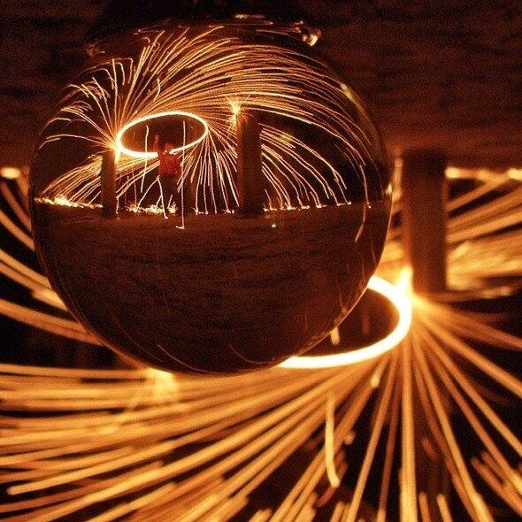 Alguns fotógrafos contam que para realizar esses efeitos, é necessária ajuda de alguns amigos