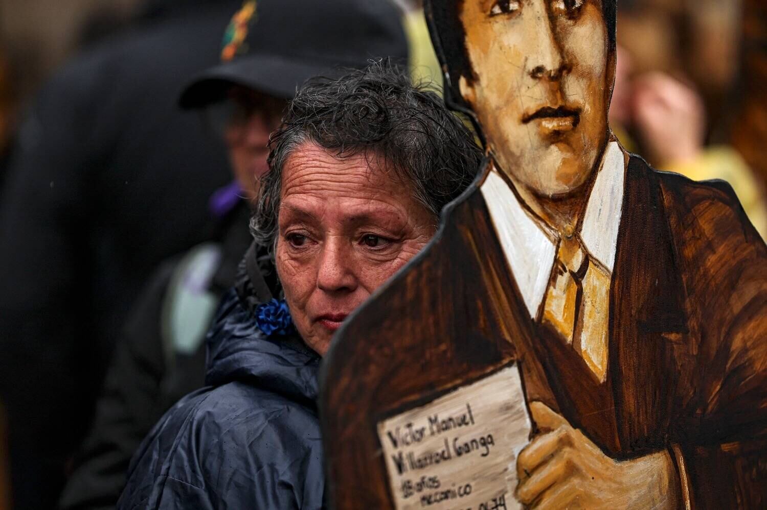 Mulher participa de marcha em Santiago, no Chile, em homenagem aos desaparecidos da 'Operação Colombo'