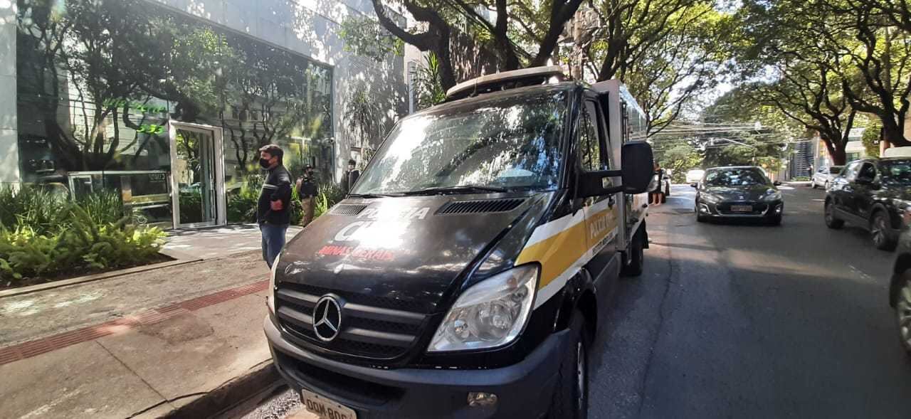 Pai do menino encontrou os corpos no apartamento