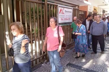 Eleitores chegam cedo para votação neste domingo (5)