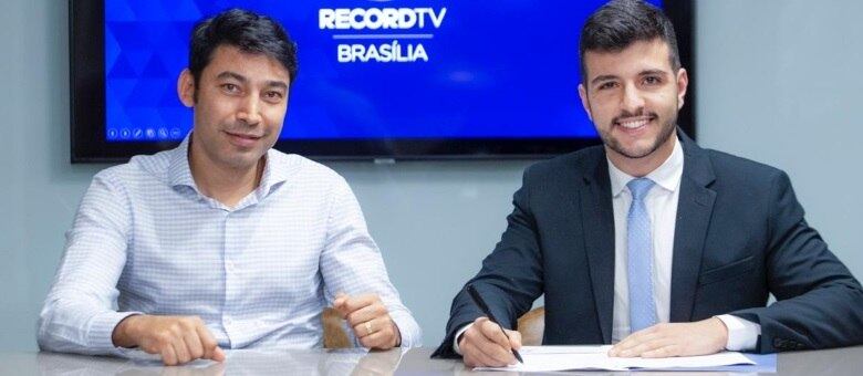 Luciano Ribeiro Neto, diretor geral da Record TV Brasília, ao lado do jornalista Matheus Ribeiro