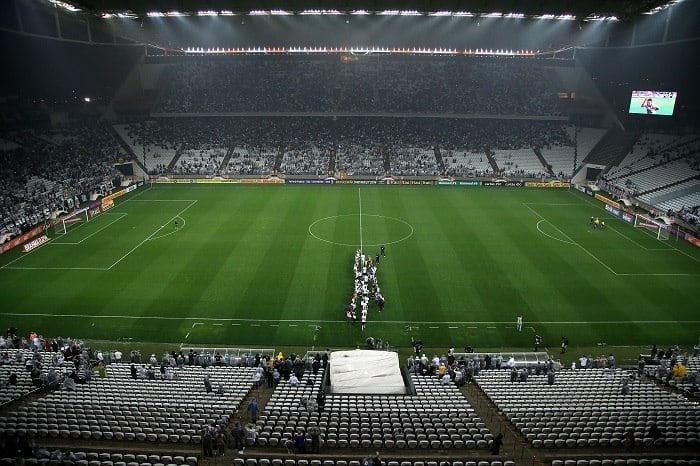 Com números favoráveis ao Corinthians dentro de campo, apesar das eliminações, a nova arena do clube, no entanto, se mostra um problema para as finanças no Parque São Jorge. Com a conta pelo estádio para pagar — custou R$ 1,080 bilhão para ser construído —, o Alvinegro sofre até para quitar os salários dos jogadores do atual elenco, com direitos de imagem atrasados há meses. É provável que o time passe por um momento difícil e sem grandes investimentos no futebol nos próximos anos. Mas também é grande a chance de o Timão crescer bastante quando puder lucrar com a nova casa em Itaquera. Vale lembrar que, um ano após a inauguração, a arena ainda não tem os naming rights vendidos e, a cada hora que passa, a dificuldade em fechar um bom negócio aumenta, já que a Copa do Mundo passou e a visibilidade ficou menor

Vídeo: "Caiu em Itaquera, já era!", torcedor do Corinthians está à vontade na nova casa
