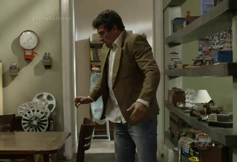 Após mais essa situação de risco, Jair decide parar de beber. Ele e seus filhos limpam a casa e retiram todas as garrafas que encontram