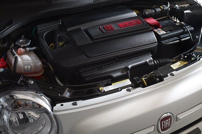 O
MultiAir Flex é o primeiro motor da nova família da Fiat capaz de consumir até
E100 (o etanol puro vendido no Brasil). O propulsor, que dispensa o uso do
comando de válvulas de escape, precisou ser recalibrado para consumir o biocombustível.
As mudanças provocaram um aumento de potência: com etanol o 500 MultiAir Flex
gera 107 cv. Com gasolina a potência se manteve nos 105 cv

Quer saber tudo sobre carros? Acesse www.r7.com/carros