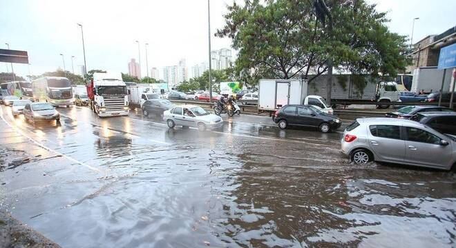Alagamento provoca a interdição da Marginal Tietê, na Ponte dos Bandeirantes