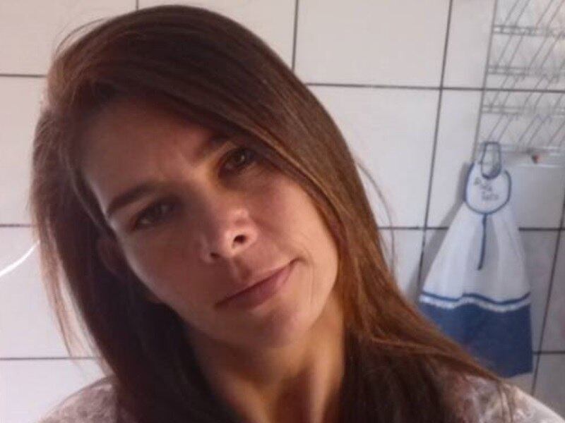 Um homem usou uma corda para asfixiar e matar a mulher, no domingo (9), em Itatinga, interior de São Paulo. Após o crime, ele enviou mensagens de celular à filha do casal informando o local em que o corpo da mãe dela estava, na Fazenda Macedônia, no Distrito do Lobo, e avisando que se mataria