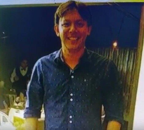 Testemunhas reconheceram o homem, que fugiu em uma moto, porque ele deixou cair o capacete que usava

