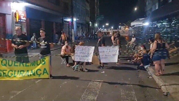 Moradores de rua próxima à Cracolândia fizeram manifestação contra presença de fluxo de usuários de drogas