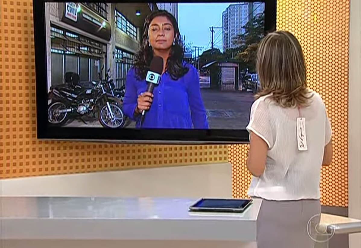 A apresentadora do jornalístico Bom Dia Minas, Elisângela Colodeti, foi flagrada com a etiqueta da blusa pendurada, e o público não perdoou a gafe, que foi parar nas redes sociais instantaneamente