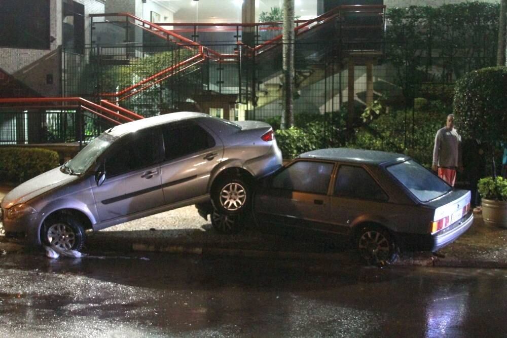 Os estragos maiores aconteceram nos bairros Taquaral,
Cambuí, São Quirino e centro, onde também houve queda de granizo