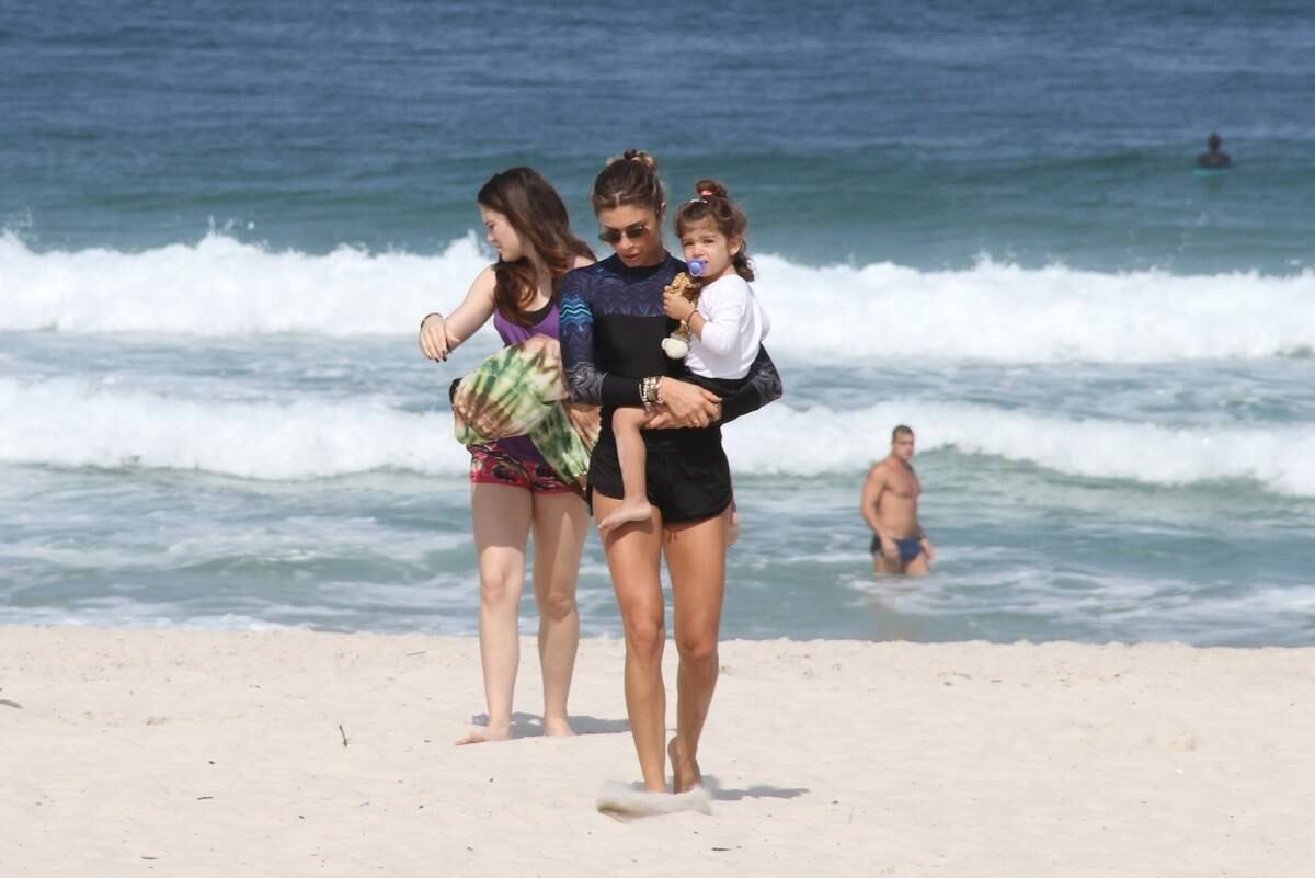 Grazi Massafera curtiu dia de sol na Barra da Tijuca