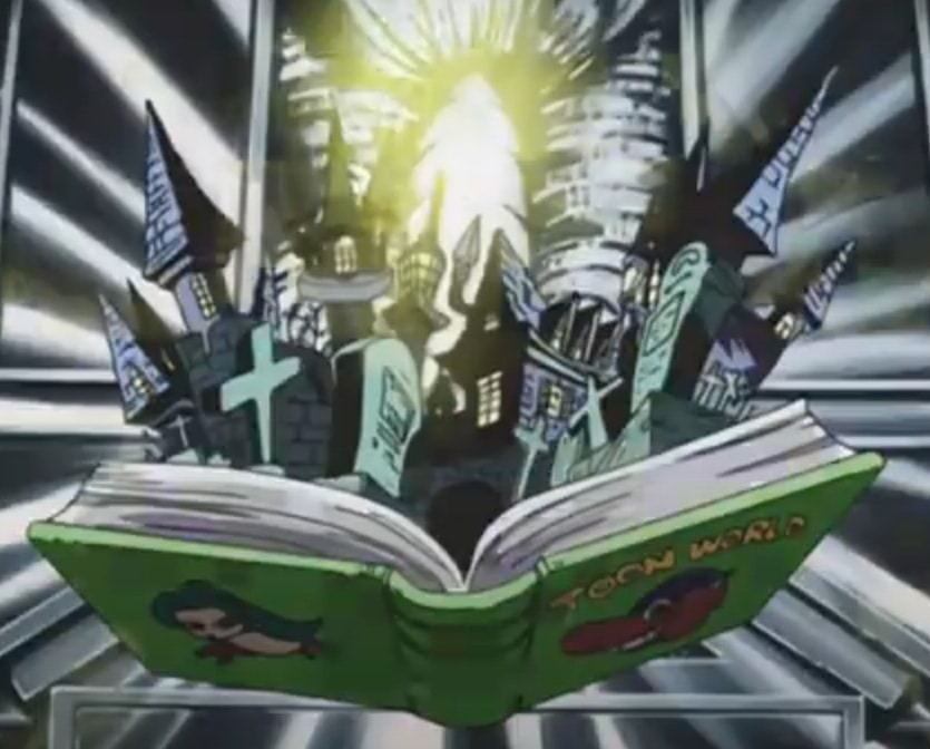 Nome da carta: Mundo Da Fantasia - Essa carta foi um dos grandes empecilhos para todos quem enfrentaram Maximillion Pegasus, o grande vilão da saga na primeira fase. Com ela, os monstros ganham aparência de desenho animado e conseguem atacar e se defender de maneira fora do padrão, o que dificulta qualquer estratégia de combate do oponente.