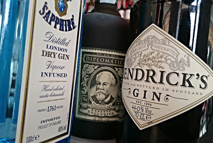 Os melhores gins do mundo são justamente do Reino Unido: Tanqueray, Bombay Saphire, Hendrick's, etc.