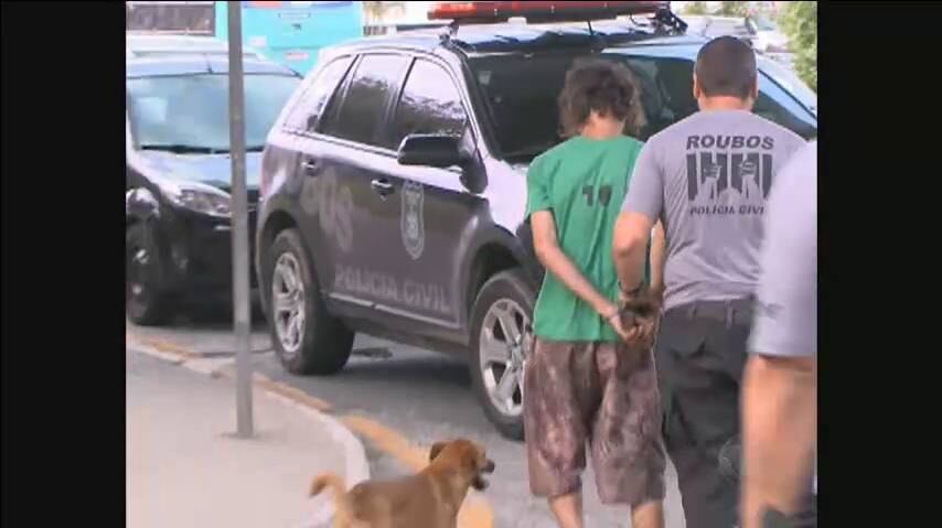 Assim que foi abordado pelo policial o morador de rua foi encaminhado para a viatura. O cachorro acompanhou todos os passos
+ Assista ao vídeo