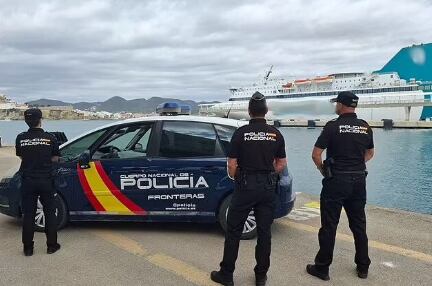 Britânicos tentaram deixar o navio de cruzeiro às pressas com a bagagem