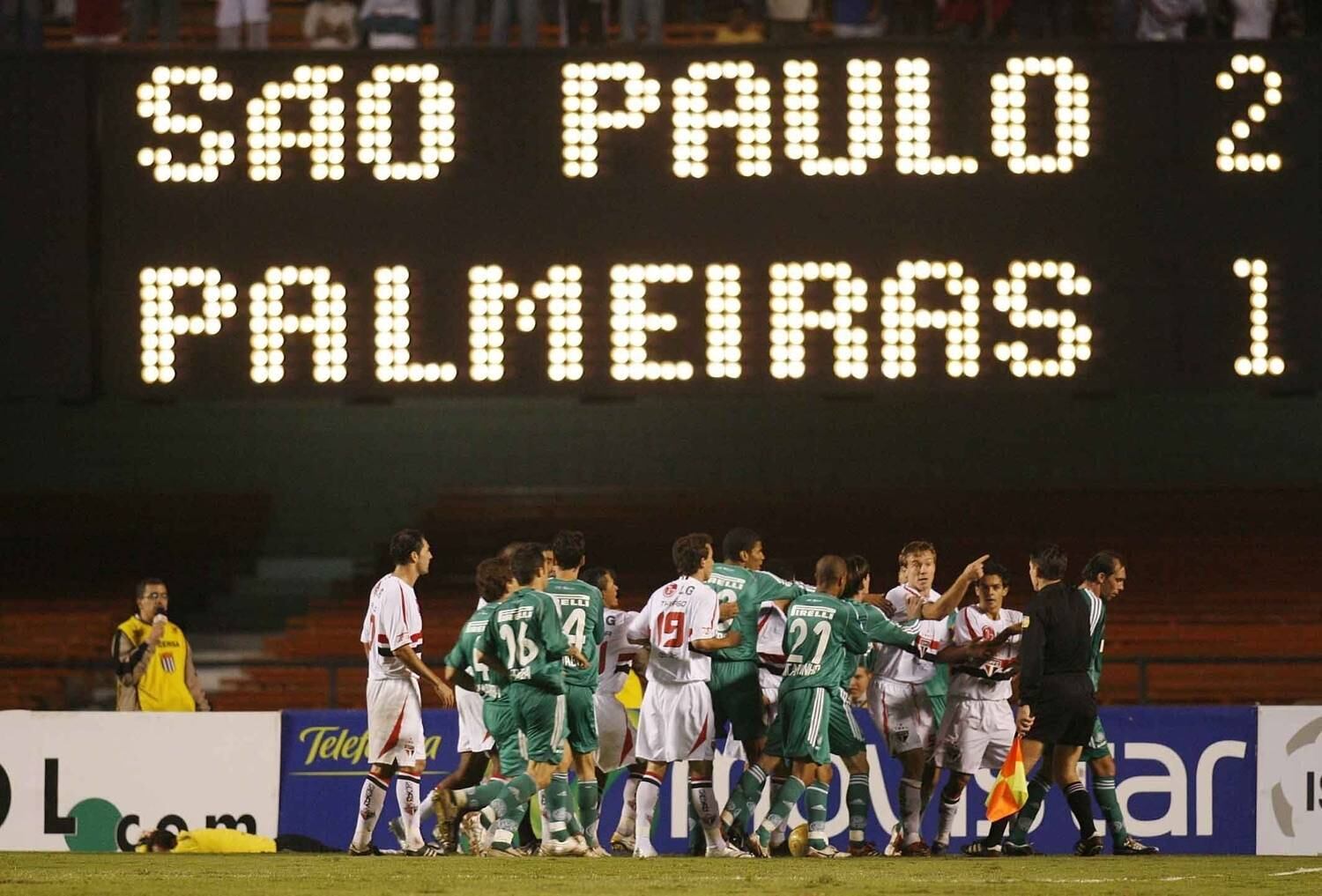 Ser eliminado pelo rival uma vez é dolorido. Agora, imagine perder duas vezes seguidas. Pois é, foi isso que o Palmeiras sentiu em 2005 e 2006, quando viu o São Paulo encerrar seu sonho de vencer a Libertadores ainda na fase oitavas de final. A sequência de frustrações diante do rival estadual foi marcante para o Verdão